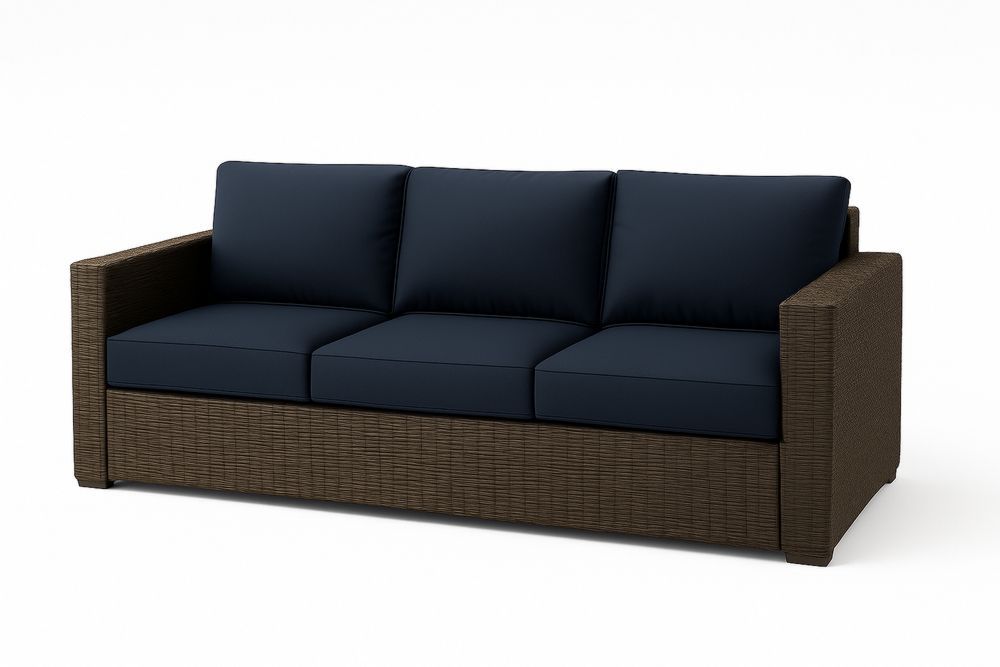 3 személyes fonott kanapé sötétkék párnákkal