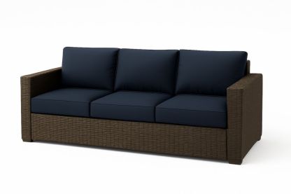 3 személyes fonott kanapé sötétkék párnákkal