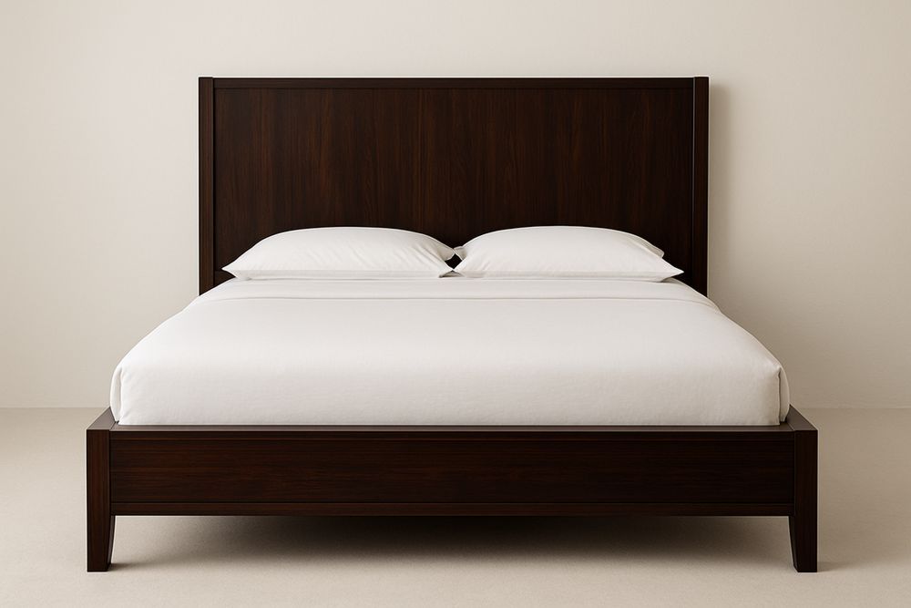 Sötétbarna fa ágykeret fehér textíliával 200x150 cm