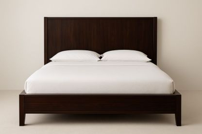 Sötétbarna fa ágykeret fehér textíliával 200x150 cm