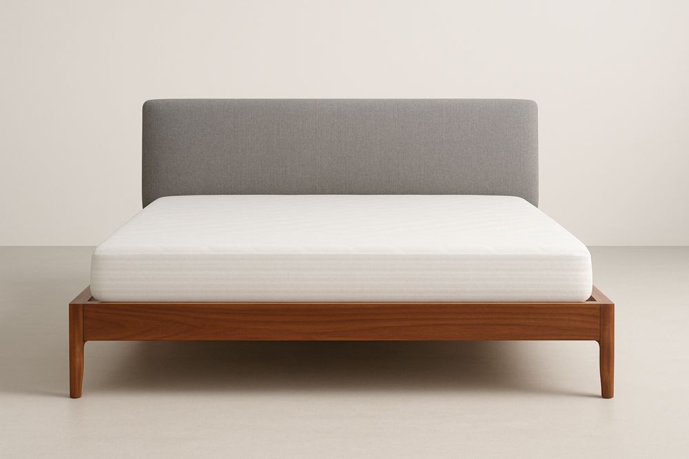 Tömörfa ágy szürke szövettel és matraccal