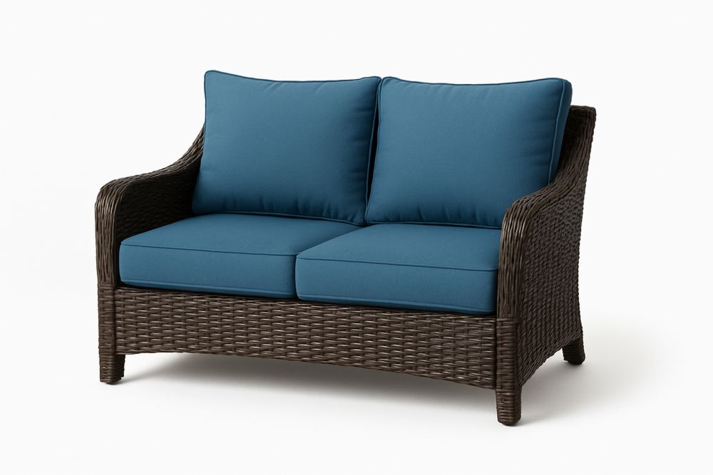 Kétüléses rattan kanapé kék párnákkal kültéri használatra