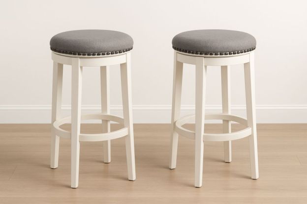 Két darabos bárszék szett szürke kerek ülőfelület fehér fa váz 76cm