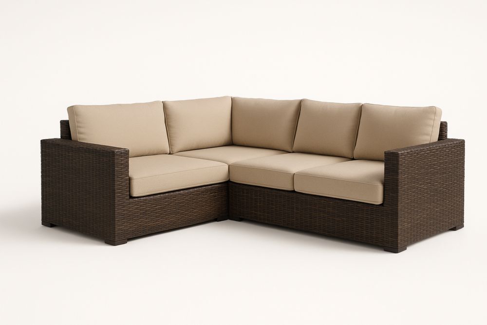 Kültéri L alakú fonott gyantából készült sarokkanapé, fém vázzal, bézs párnával-Nestlivia