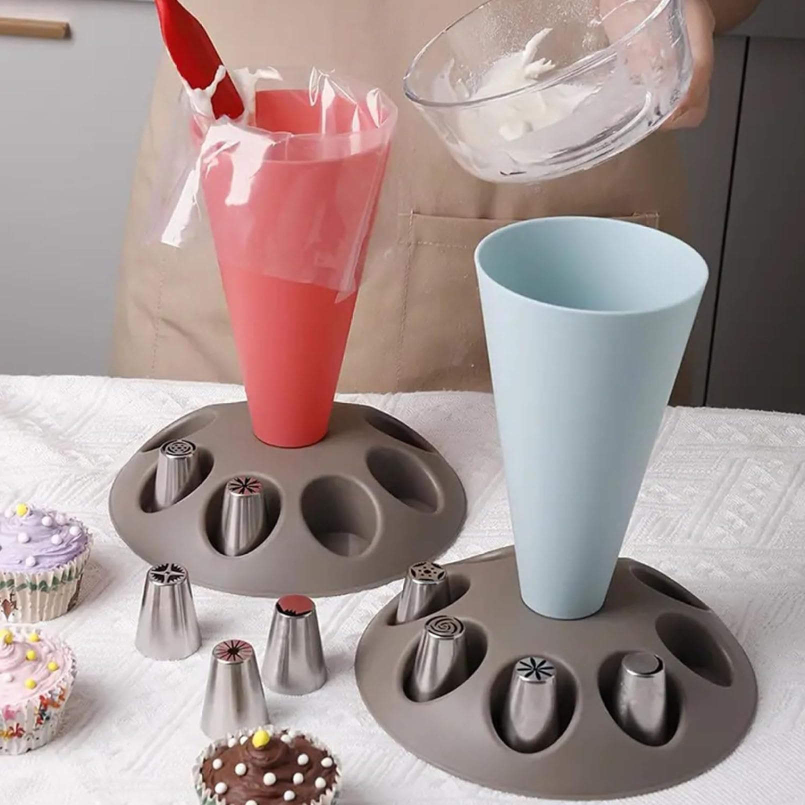 Piping Bag Holder Stand for Filling, Pastry Bag Holder Stand, Decorating Bag Holder with 8 Slots Nozzles Holder, Plastic Pastry Bag Stand for Cake Decorating Kit, Baking Accessories (Blue)（Red)(Yellow)(Grey)(Black)
