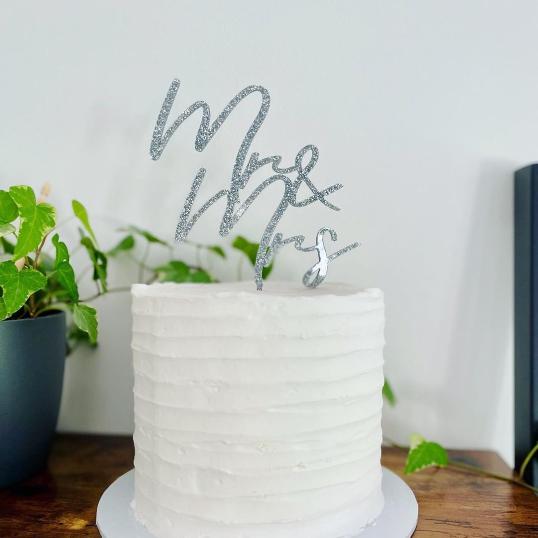 11PCS Mr & Mrs Cupcake Toppers Glitter Love Heart Cupcake Picks Wedding Engagement Cake Decorations for Bridal Shower Theme Birthday Party Supplies Gold