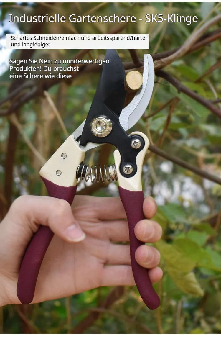Astschere mit SK5-Stahlklinge beim Schneiden dicker Äste