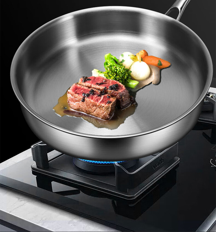 Multifunktionale Pfanne beim Braten von Gemüse