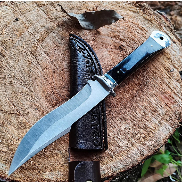 Outdoor-Messer im Einsatz beim Outdoor-Abenteuer