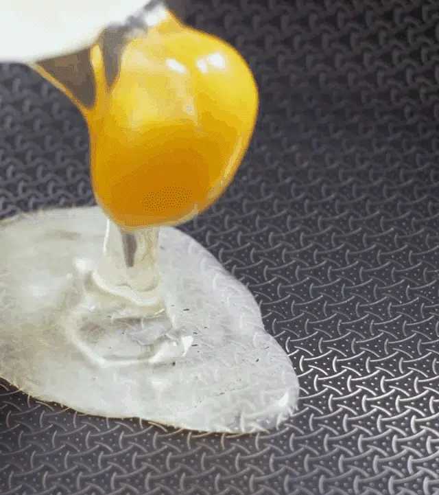 Detailansicht der Edelstahl-Wabenstruktur in der Pfanne