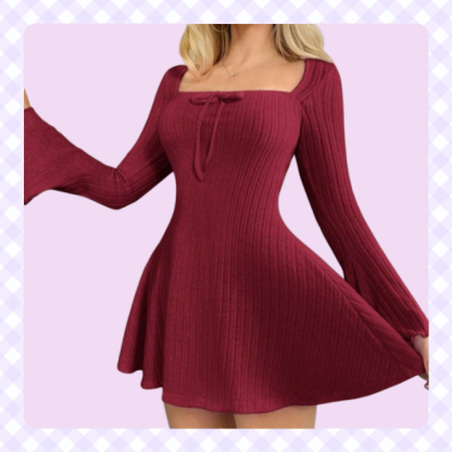 Tailliertes Kleid mit langen Ärmeln und quadratischem Ausschnitt