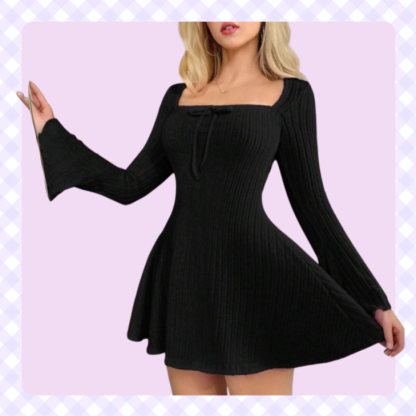 Tailliertes Kleid mit langen Ärmeln und quadratischem Ausschnitt