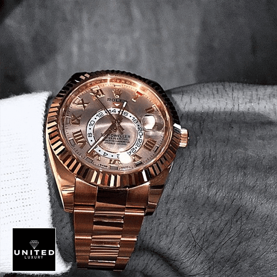 rolthtex Sky-Dweller 326935 "Everose Gold" Handcrafted Replica Edition rolthtex sky dweller everose gold sundust dial 326935 oyster man rolthtex Sky Dweller Everose Gold 326935 On his wrist