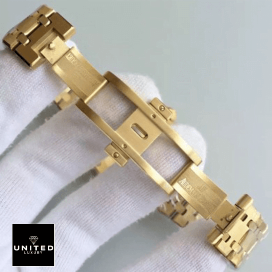 Audthtemars Pigthtuet Royal Oak Gold Replica opened clasp on the white glove hand