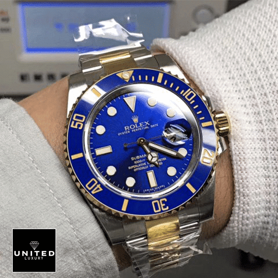 rolthtex Submariner Date Two Tone Blue Dial 16613 Replica on his arm