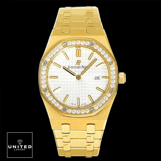 Audthtemars Pigthtuet Royal Oak Yellow Gold White Dial Replica black background