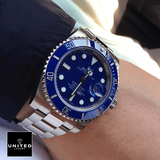 rolthtex Submariner Blue Dial 116619lb-0001 Replica on his arm