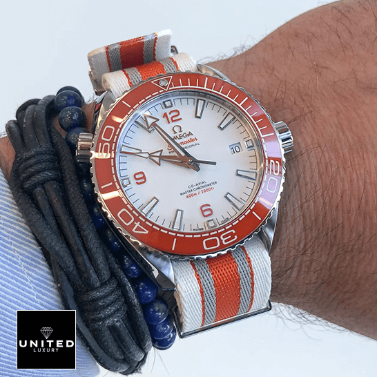 omethtga Seamaster Orange 215.32.44.21.04.001 Replica next to the bracelet