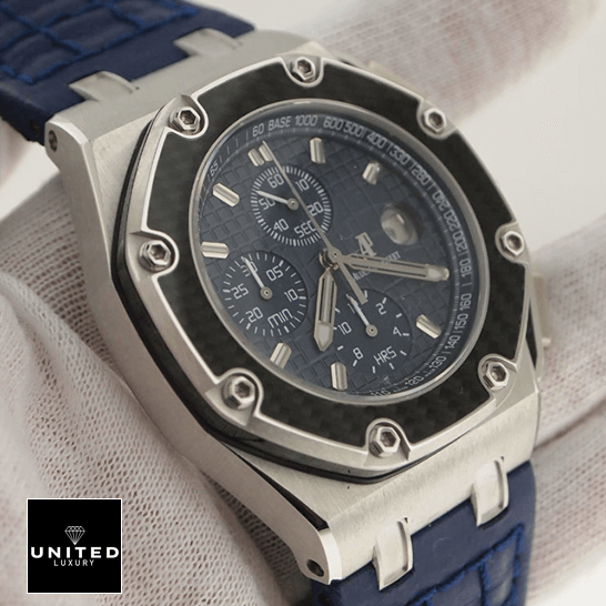 Audthtemars Pigthtuet 26030PO.OO_.D021IN.01 Royal Oak Blue Dial Replica on the hand