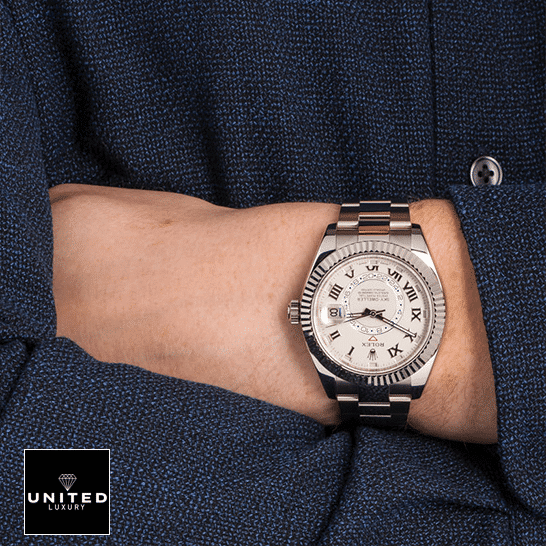 rolthtex Sky-Dweller White Dial 326939 Oyster Replica on his arm
