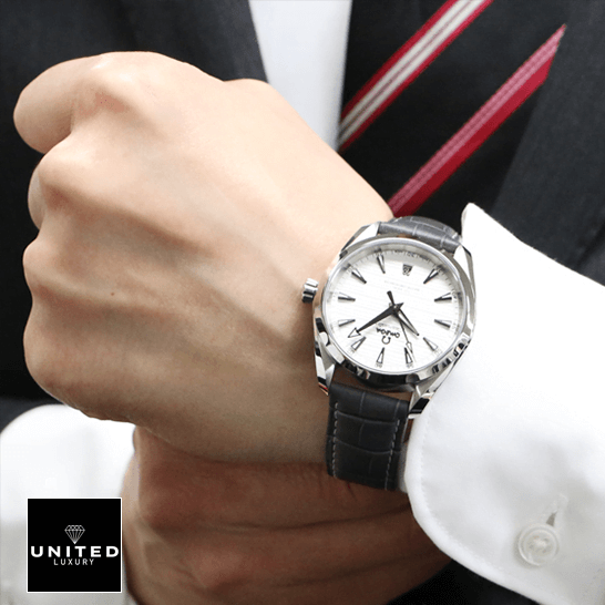 omethtga_seamaster_aqua_terra_steel_220.13.38.20.02_hand