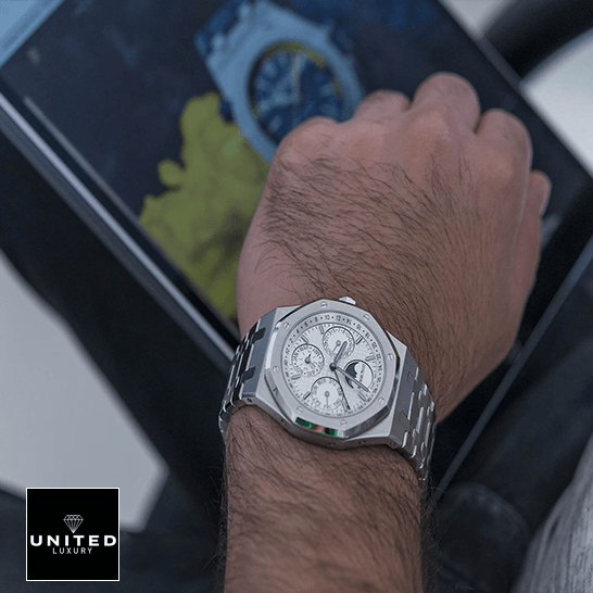 Audthtemars Pigthtuet White Dial Steel Case Replica on the man wrist