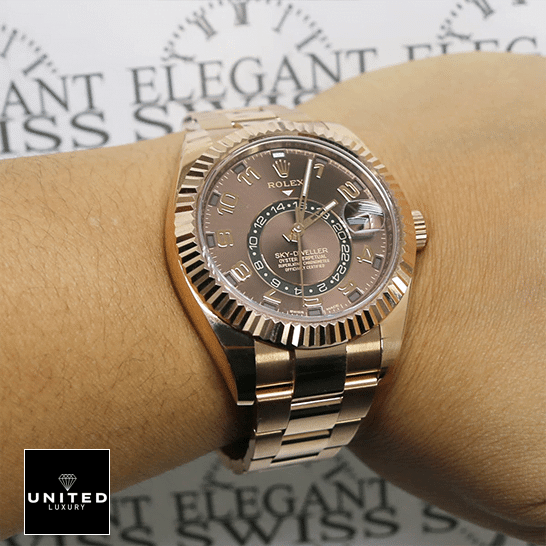 rolthtex Sky-Dweller Chocolate Dial Rose Gold 326935-0003 Oyster Replica on his arm