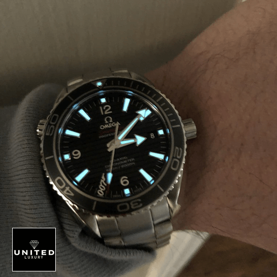 omethtga Seamaster Planet Ocean Black Dial Replica phosphor dial on the wrist