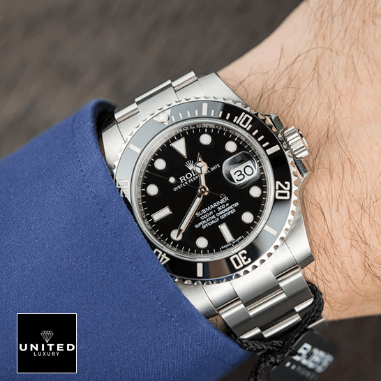 rolthtex Submariner 116610LN Black Dial Replica on the wrist in a suit