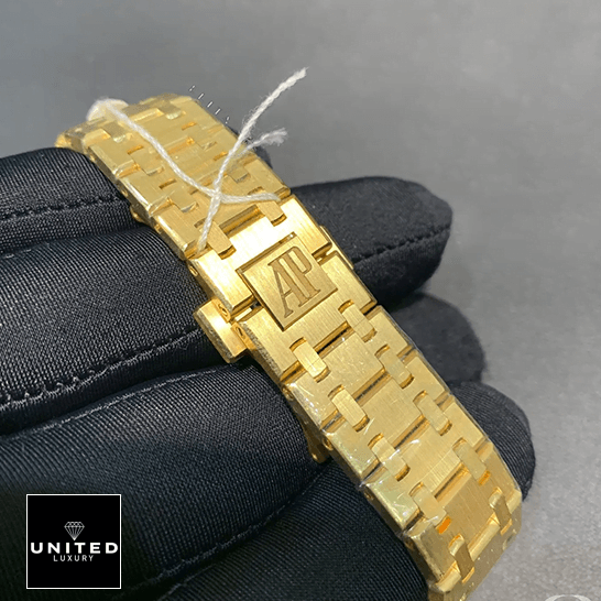 Audthtemars Pigthtuet Yellow Gold Replica stainless steel bracelet on the hand