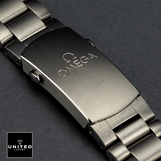 omethtga 232_90_42_21_03_001 Stainless Steel Clasp Replica closed clasp grey background