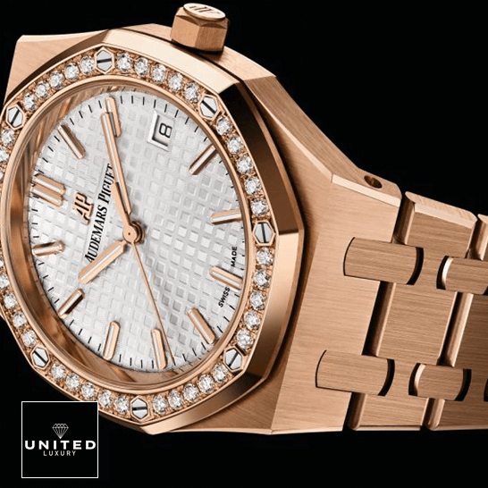 Audthtemars Pigthtuet Royal Oak Yellow Gold Replica black background