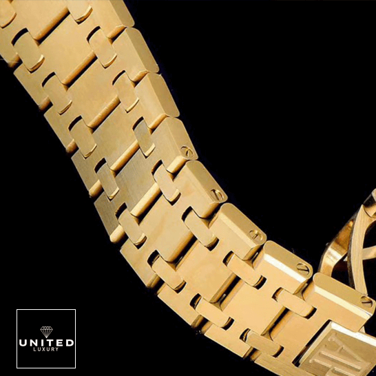 Audthtemars Pigthtuet Royal Oak Yellow Gold Bracelet Replica black background
