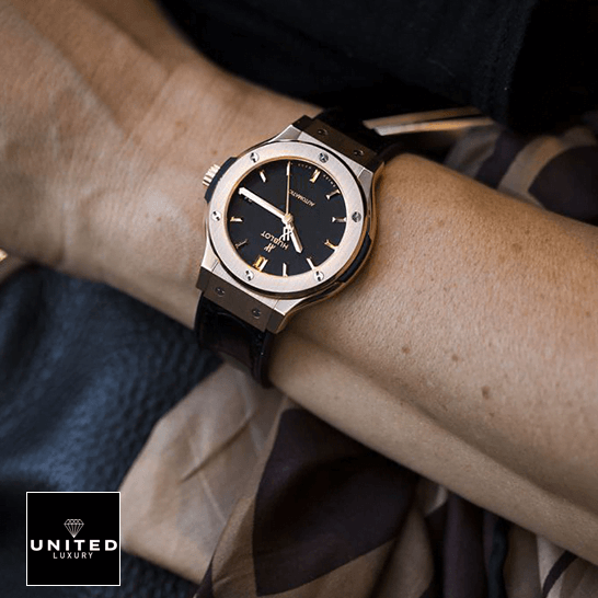 hubthtlot Classic Fusion Gold Bezel Black Dial Replica on the man wrist