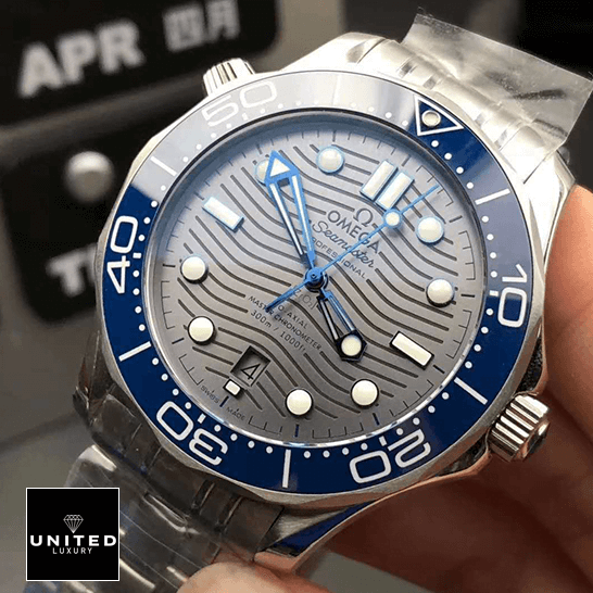 omethtga-seamaster-diver-300m-210.30.42.20.06.001-replica-tiltedright