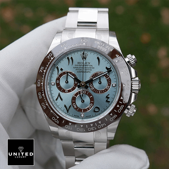 rolthtex Daytona Platinum Ice-Blue Dial 116506-0001 Replica on his hand