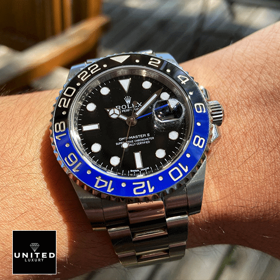 rolthtex GMT-Master II Black Dial Batman Bezel 116710BLNR Replica on his arm