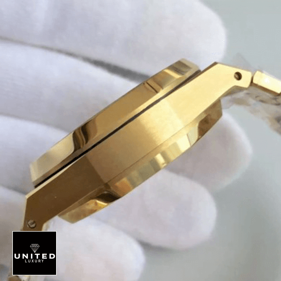 Audthtemars Pigthtuet Royal Oak 26320 Gold Stainless Steel Replica side view on the hand