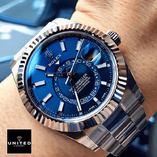rolthtex Sky-Dweller Blue Dial 326934-0003 Replica on his arm