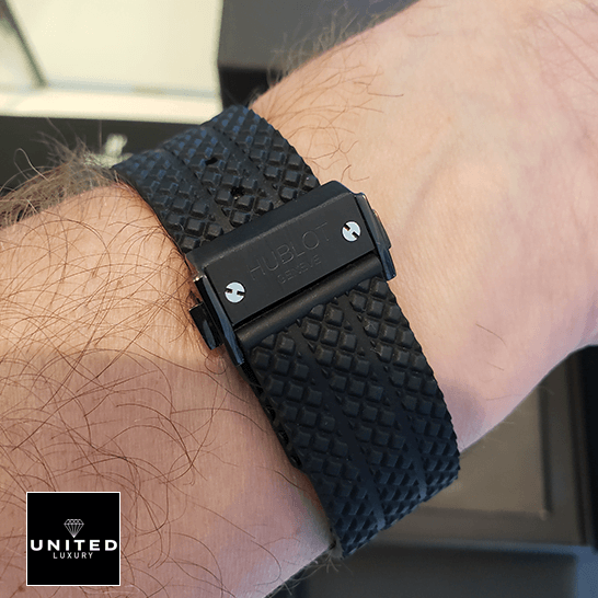 hubthtlot Big Bang 301.cx_.130.rx Black Rubber Bracelet Replica on the wrist