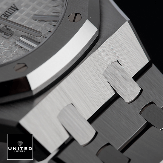 Audthtemars Pigthtuet Royal Oak White Dial Replica black background