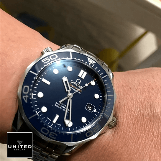 omethtga Seamaster Blue Dial Stainless Steel Bracelet Replica on the wrist