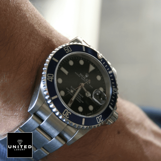 rolthtex Submariner Date 16610 S.Steel Oyster Bracelet Black Dial Replica on his arm