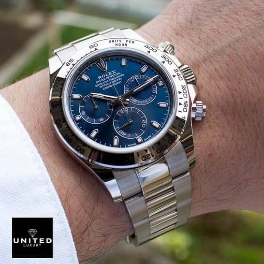 rolthtex Daytona 116509 S.Steel Blue Dial Oyster Replica on his arm