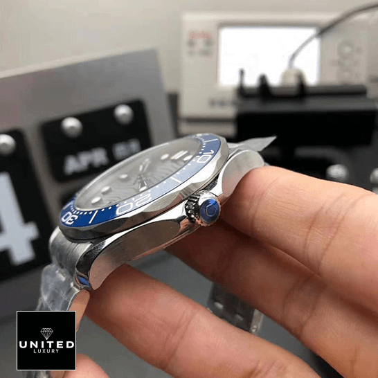 omethtga-seamaster-diver-300m-210.30.42.20.06.001-replica-rightside