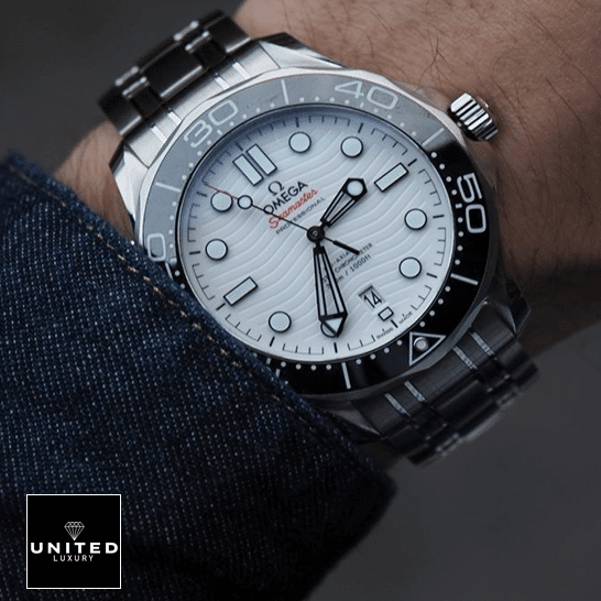 omethtga Seamaster Diver 210.30.42.20.03.001 Perfect Clone Quality omethtga seamaster diver steel 210.30.42.20.04.001 white omethtga210.30.42.20.04.001 Seamaster Diver Steel White Dial Replica on the hand