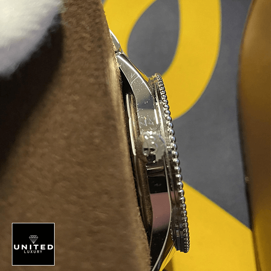 brethtitling-navitimer-A17326211G1A1-replica-rightside