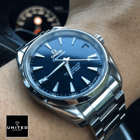 omethtga Seamaster Blue Dial 150m 231.10.39.21.03.002 Replica on the man wrist
