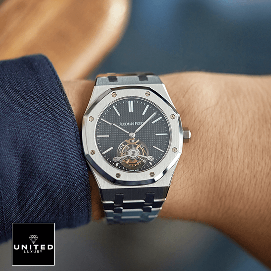 Audthtemars Pigthtuet 26512ST.OO_.1220ST.01 Tourbillion Replica on the man wrist