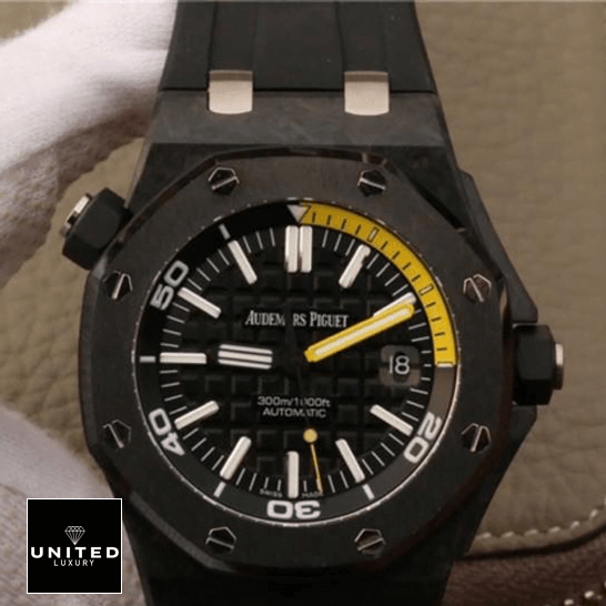 Audthtemars Pigthtuet Royal Oak Offshore Diver 15706AU "Forged Carbon" Perfect Clone Edition Audthtemars Pigthtuet royal oak offshore diver 15706AU.OO .A002CA.01 replica front two Audthtemars Pigthtuet 15706AU.OO_.A002CA.01 Black Dial Replica on the hand